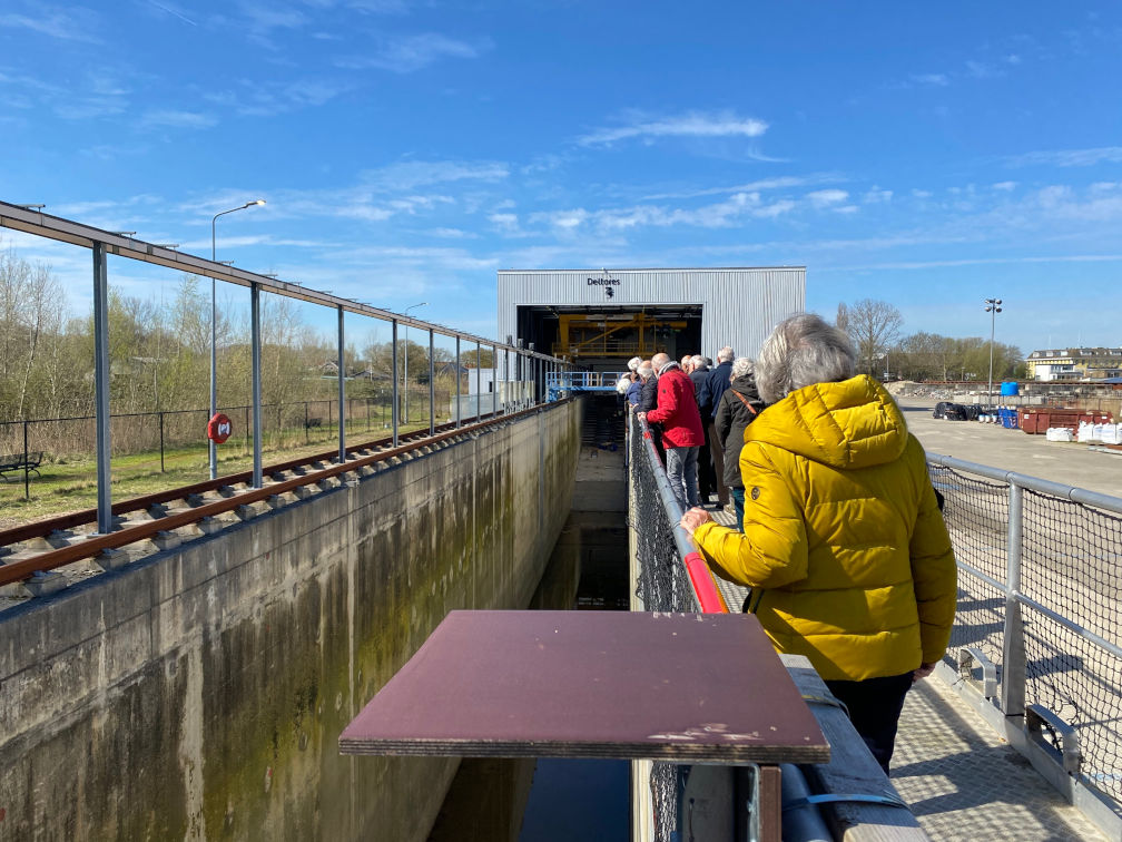 Bezoekers van de excursie naast de Deltagoot.